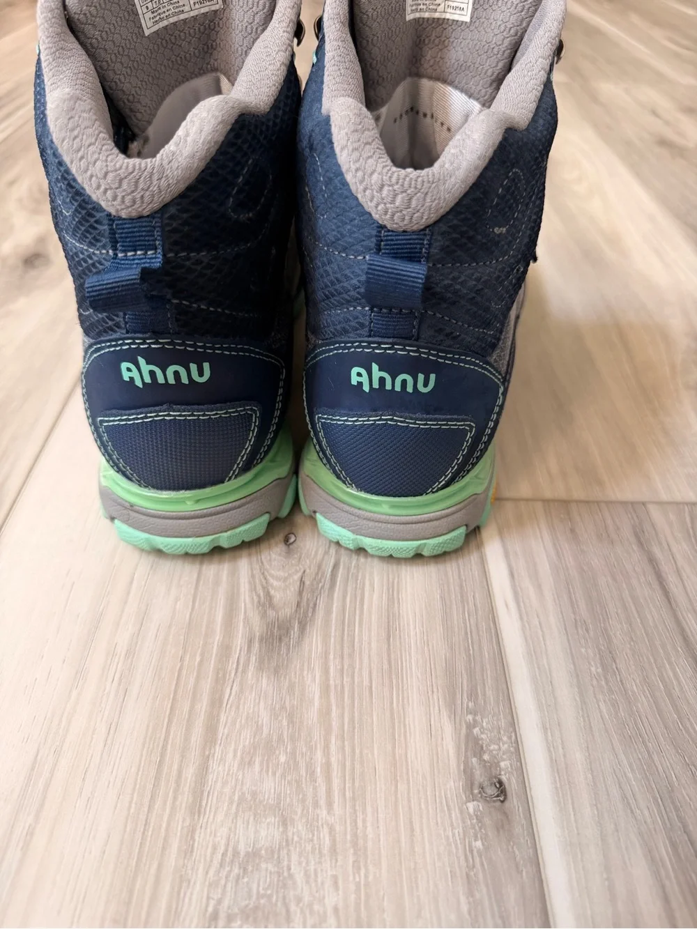 Ahnu by Teva Sugarpine Waterproof Vibram Hiking Boots Women’s 9 Gray Blue